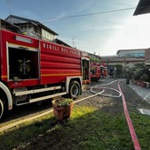 Oleggio, camper in fiamme sotto una tettoia: incendio coinvolge anche un garage Oleggio, camper in fiamme sotto una tettoia: incendio coinvolge anche un garage