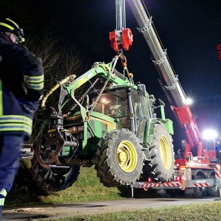 Trattore si ribalta a Dormelletto, intervento dei Vigili del Fuoco