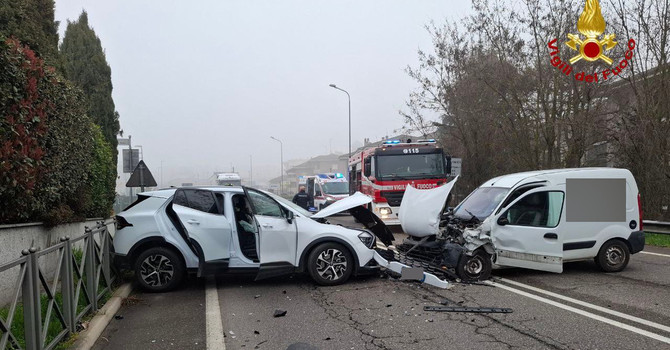 Scontro frontale sulla SP11 a Novara: due feriti e strada chiusa al traffico