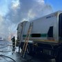 Novara, incendio in via Fauser: camion dei rifiuti in fiamme, intervengono i Vigili del Fuoco