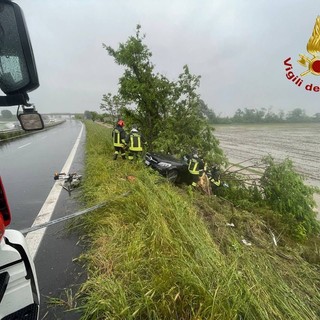 Incidente sulla tangenziale di Novara, auto finisce contro un albero