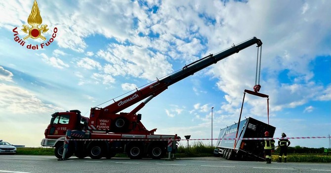 Trecate, autoarticolato esce di strada sulla SS11 e rimane in bilico: nessun ferito