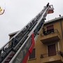 Intervento di soccorso con auto scala dei Vigili del Fuoco di Novara