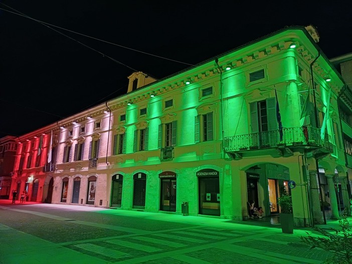 Palazzo Tornielli si illumina di rosso e rosa per pace e prevenzione