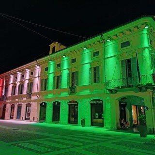 Palazzo Tornielli si illumina di rosso e rosa per pace e prevenzione
