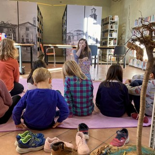 “Anima in Fabula”, a Miasino la mostra di Mariella Carbone tra sogno, teatro e materia