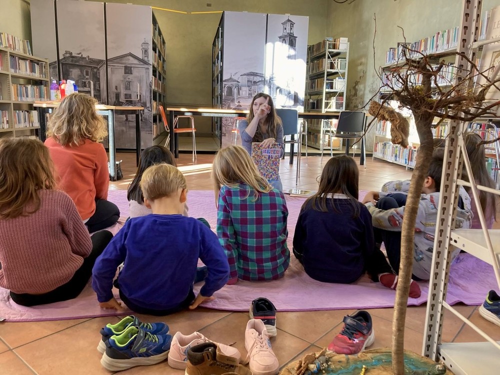 “Anima in Fabula”, a Miasino la mostra di Mariella Carbone tra sogno, teatro e materia