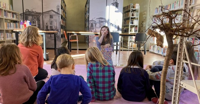 “Anima in Fabula”, a Miasino la mostra di Mariella Carbone tra sogno, teatro e materia