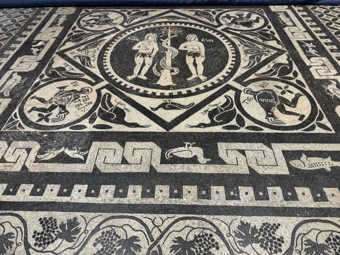 Domenica di visite guidate al mosaico romanico della Cattedrale