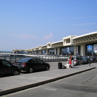 Panico a Malpensa, ex dipendente dà fuoco al banco check-in e distrugge i monitor con un martello