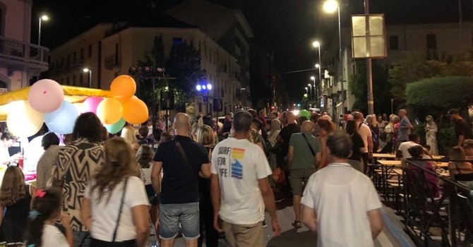 Notte Bianca in viale Roma tra shopping, musica e spettacoli Notte Bianca in viale Roma tra shopping, musica e spettacoli