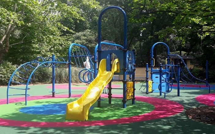 A Novara nasce la “Panchina di Aism”: un simbolo di inclusione e sensibilizzazione A Novara nasce la “Panchina di Aism”: un simbolo di inclusione e sensibilizzazione