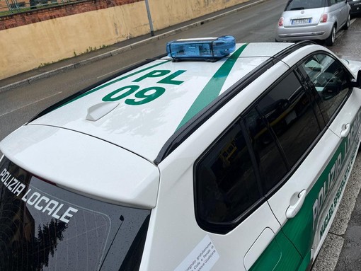 Novara, si fingono vigili urbani e derubano una donna in casa