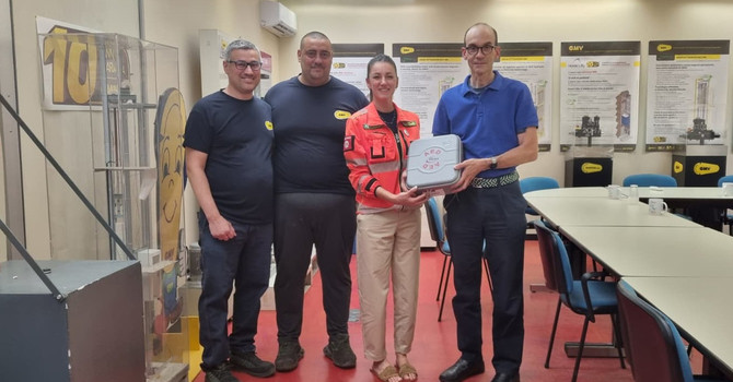Il presidente Novara Soccorso Gloria Canella consegna DAE a Marco Martini AD GMV di Novara Il presidente Novara Soccorso Gloria Canella consegna DAE a Marco Martini AD GMV di Novara