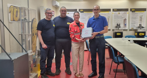 Il presidente Novara Soccorso Gloria Canella consegna DAE a Marco Martini AD GMV di Novara Il presidente Novara Soccorso Gloria Canella consegna DAE a Marco Martini AD GMV di Novara
