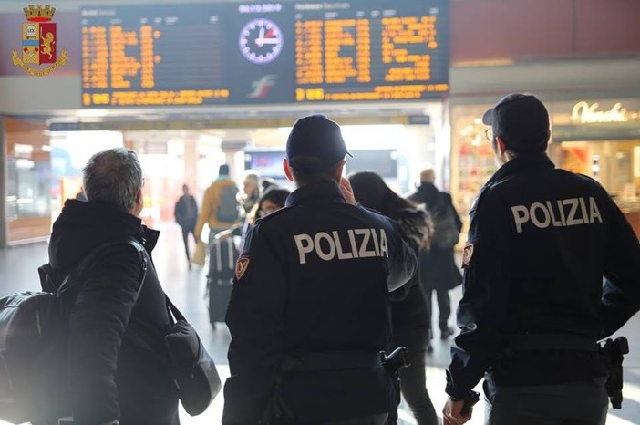 7 indagati e quasi 3 mila persone identificate: i numeri del bilancio settimanale della Polizia nelle stazioni e sui treni del Piemonte