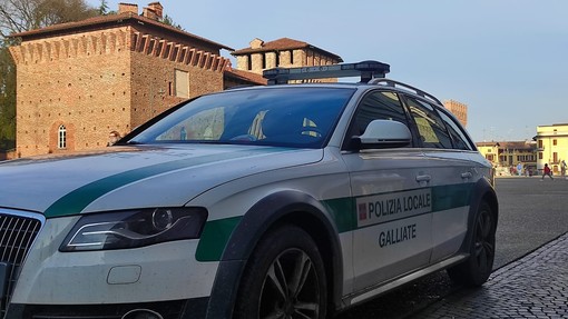 Galliate, auto piomba sul dehor di un bar: attimi di paura
