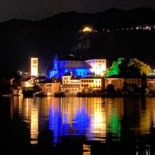 “Isola delle stelle”: Orta S. Giulio illuminata da luci blu e oro