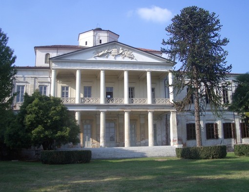 Benessere e natura a Romagnano Sesia: torna “Yoga in Villa” nel parco di Villa Caccia