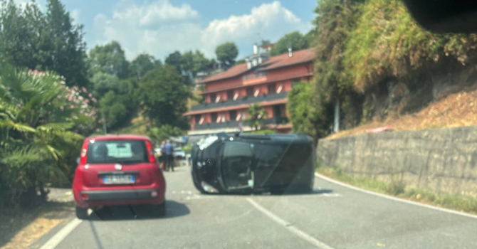 Auto si ribalta a Pettenasco, traffico rallentato in via Crabbia Auto si ribalta a Pettenasco, traffico rallentato in via Crabbia