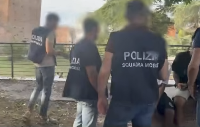 Maxi blitz della Polizia anche nel VCO e nel Novarese: controlli contro baby gang, violenza e odio sui social VIDEO Maxi blitz della Polizia anche nel VCO e nel Novarese: controlli contro baby gang, violenza e odio sui social VIDEO