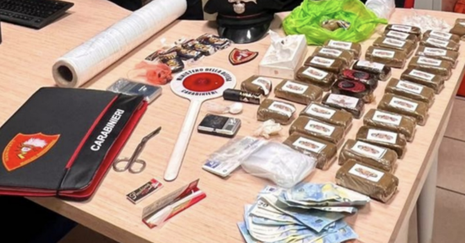 Controllo notturno dei Carabinieri: nel garage oltre tre chili di droga pronti per lo spaccio