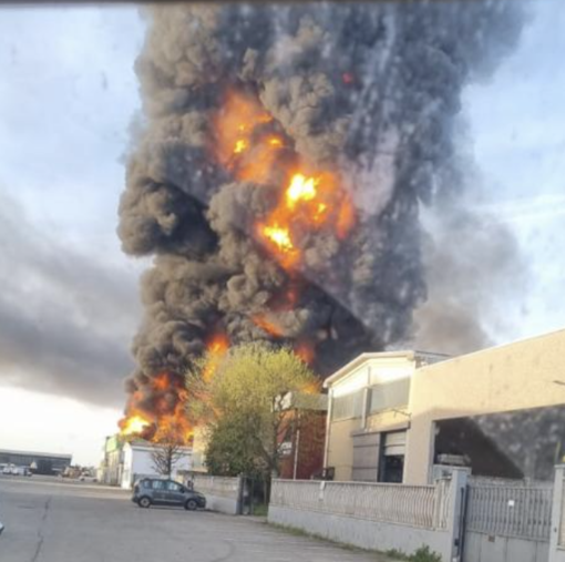 Incendio a San Pietro Mosezzo in un’azienda di solventi