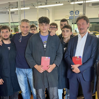 Costituzione ai neo diciottenni: consegna nelle scuole superiori di Borgomanero