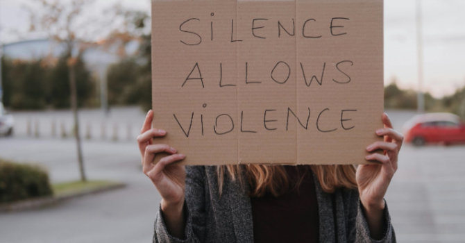 A Galliate “Mai più. Esercizi di resistenza al dolore”: parole e musica contro la violenza sulle donne