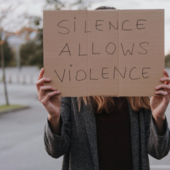 A Galliate “Mai più, Esercizi di resistenza al dolore”: parole e musica contro la violenza sulle donne A Galliate “Mai più, Esercizi di resistenza al dolore”: parole e musica contro la violenza sulle donne