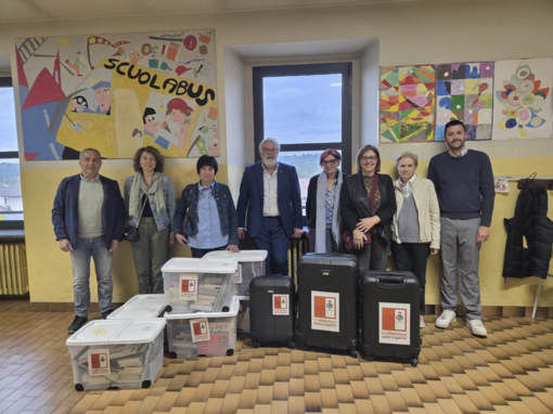 Fontaneto d’Agogna riceve la prima Valigia Bill: la lettura diventa strumento di legalità