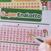 SuperEnalotto fortunato a Gozzano: centrato un “5” da oltre 42 mila euro