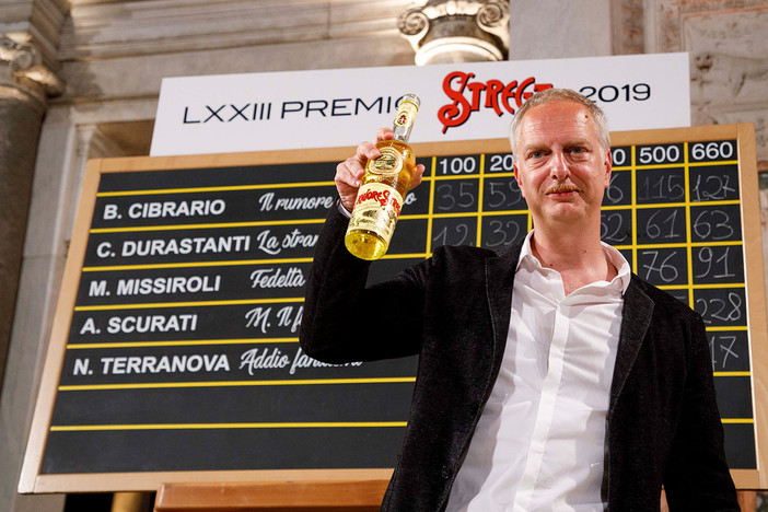 “Un buco di c… in provincia di Novara”, fa discutere la frase con cui Antonio Scurati definisce Trecate nel suo ultimo romanzo “Un buco di c… in provincia di Novara”, fa discutere la frase con cui Antonio Scurati definisce Trecate nel suo ultimo romanzo