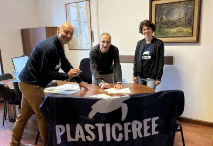 Novara firma il protocollo con Plastic Free: una città sempre più sostenibile