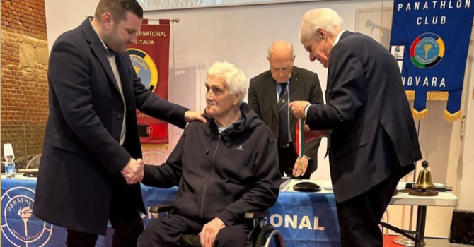 Giuliano Koten durante una recente iniziativa del Panathlon insieme all’assessore allo Sport Ivan De Grandis (foto da profilo facebook Ivan De Grandis)