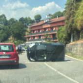 Auto si ribalta a Pettenasco, traffico rallentato in via Crabbia Auto si ribalta a Pettenasco, traffico rallentato in via Crabbia