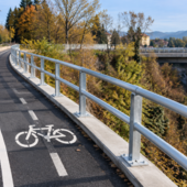 Novara: nuovo guard rail per la pista ciclopedonale di viale Monte Rosa Novara: nuovo guard rail per la pista ciclopedonale di viale Monte Rosa