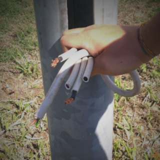 Trecate, rubati componenti da un palo della luce: via Novara resta al buio