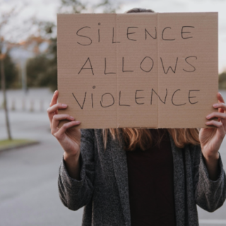 A Galliate “Mai più, Esercizi di resistenza al dolore”: parole e musica contro la violenza sulle donne