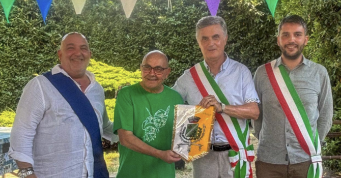 Nella foto da sinistra:  il consigliere provinciale Davide Molinari,  il capogruppo degli Alpini di Trecate, Piero Carletti, Agostino Antonini sindaco di Sozzago e Raffalele Sacco sindaco di Trecate