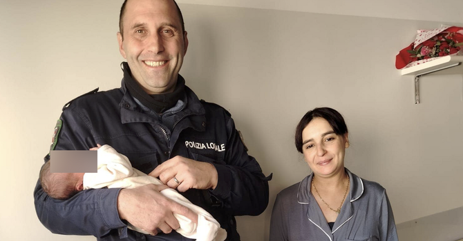 Novara, genitori bloccati nel traffico e scortati dalla polizia locale: il piccolo nasce in auto