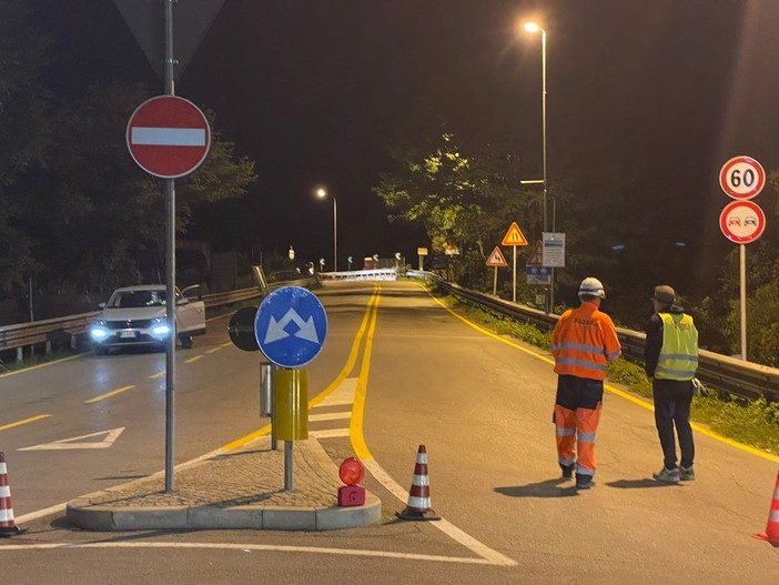 Lavori di verniciatura al Ponte di Ferro di Sesto Calende: senso unico alternato per cinque notti Lavori di verniciatura al Ponte di Ferro di Sesto Calende: senso unico alternato per cinque notti