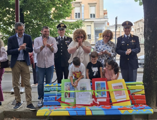 A Novara nascono le “Panchine della Costituzione”: i ragazzi insegnano cittadinanza e legalità