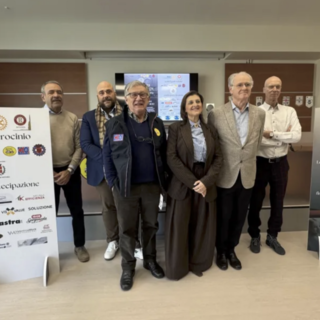 Auto d’epoca in piazza per la solidarietà: a Novara si guida per un sorriso