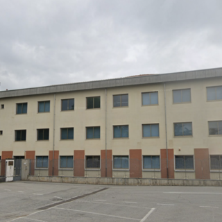 Aule ancora fredde al Bonfantini, studenti restano fuori da scuola