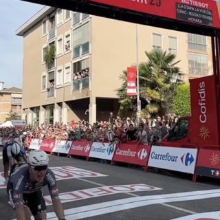 Vuelta, Philipsen vince la tappa di Novara e conquista la maglia rossa