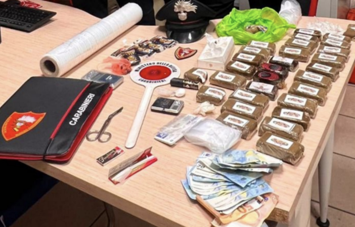 Controllo notturno dei Carabinieri: nel garage oltre tre chili di droga pronti per lo spaccio