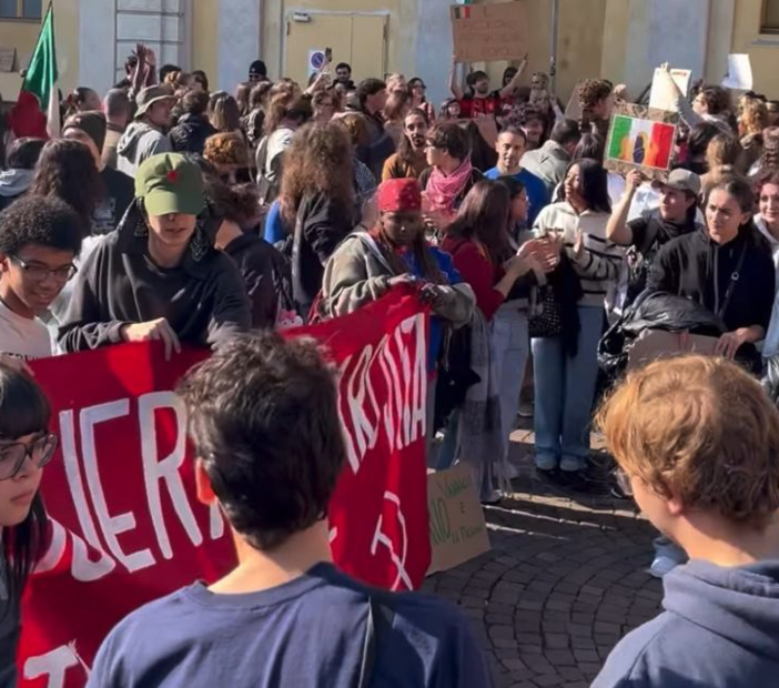 Sciopero generale, anche Novara scende in piazza: oltre 500 manifestanti nel centro cittadino Sciopero generale, anche Novara scende in piazza: oltre 500 manifestanti nel centro cittadino