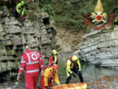 Nella foto le operazioni di recupero del 47enne dal corso d'acqua dove è precipitato