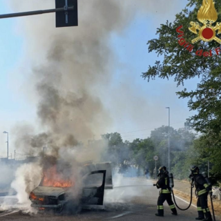 Novara, furgone in fiamme in via delle Americhe